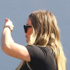 Hilary Duff très enceinte est allée acheter un café à emporter à Los Angeles, le 23 octobre 2018