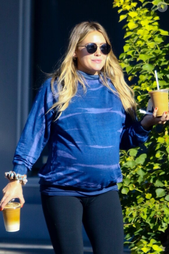 Exclusif - Hilary Duff (enceinte) sort prendre un petit déjeuner à Los Angeles le 18 octobre 2018.
