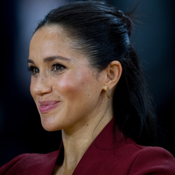 Le prince Harry, duc de Sussex, et Meghan Markle, duchesse de Sussex, enceinte, assistent à la finale de basketball en fauteuil roulant aux Invictus Games 2018 à Sydney, le 27 octobre 2018.