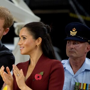 Le prince Harry, duc de Sussex, et Meghan Markle, duchesse de Sussex, enceinte, assistent à la finale de basketball en fauteuil roulant aux Invictus Games 2018 à Sydney, le 27 octobre 2018.