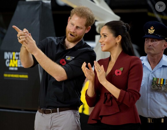 Le prince Harry, duc de Sussex, et Meghan Markle, duchesse de Sussex, enceinte, assistent à la finale de basketball en fauteuil roulant aux Invictus Games 2018 à Sydney, le 27 octobre 2018.