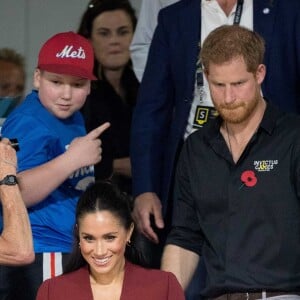 Le prince Harry, duc de Sussex, et Meghan Markle, duchesse de Sussex, enceinte, assistent à la finale de basketball en fauteuil roulant aux Invictus Games 2018 à Sydney, le 27 octobre 2018.