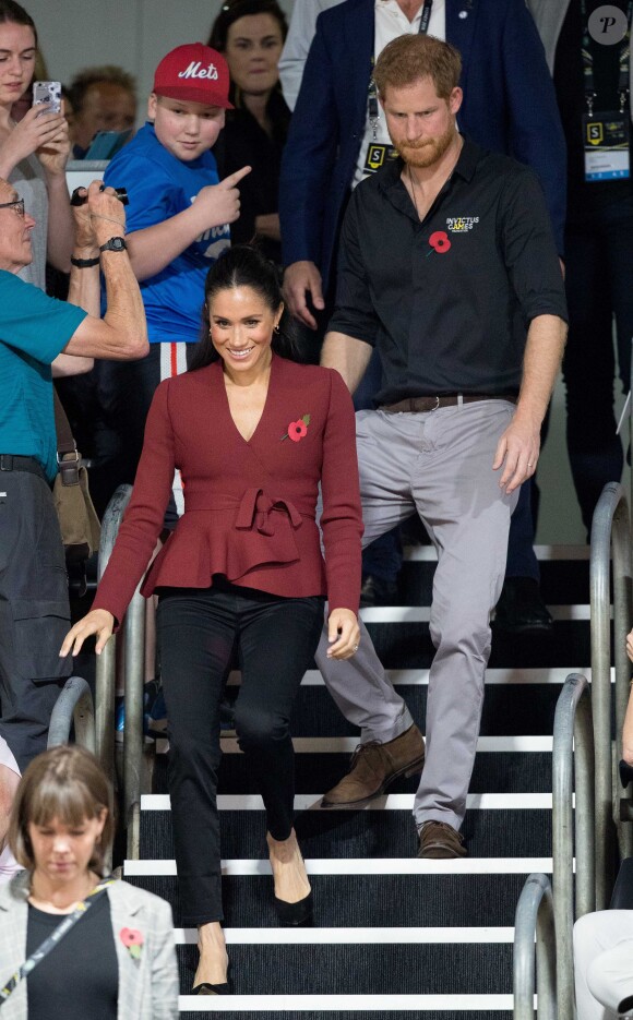 Le prince Harry, duc de Sussex, et Meghan Markle, duchesse de Sussex, enceinte, assistent à la finale de basketball en fauteuil roulant aux Invictus Games 2018 à Sydney, le 27 octobre 2018.