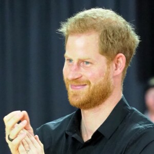 Le prince Harry, duc de Sussex, et Meghan Markle, duchesse de Sussex, enceinte, assistent à la finale de basketball en fauteuil roulant aux Invictus Games 2018 à Sydney, le 27 octobre 2018.