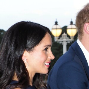 Le prince Harry, duc de Sussex, et Meghan Markle, duchesse de Sussex, sont accueillis par la Premiere ministre de Nouvelle-Zélande, Jacinda Ardern, au musée du mémorial de guerre d'Auckland, Nouvelle-Zélande, le 30 octobre 2018.