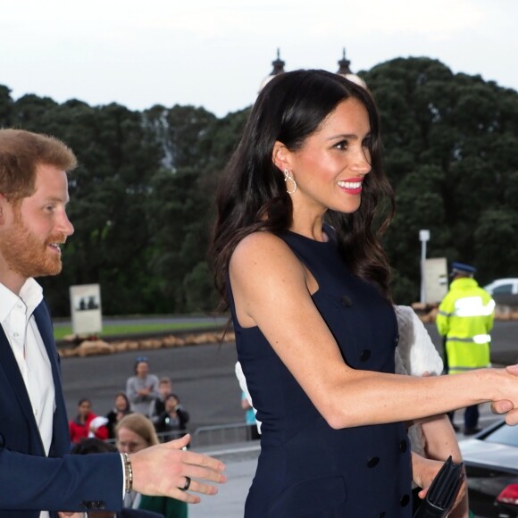 Le prince Harry, duc de Sussex, et Meghan Markle, duchesse de Sussex, sont accueillis par la Premiere ministre de Nouvelle-Zélande, Jacinda Ardern, au musée du mémorial de guerre d'Auckland, Nouvelle-Zélande, le 30 octobre 2018.