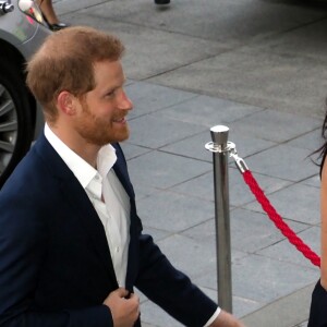 Le prince Harry, duc de Sussex, et Meghan Markle, duchesse de Sussex, sont accueillis par la Premiere ministre de Nouvelle-Zélande, Jacinda Ardern, au musée du mémorial de guerre d'Auckland, Nouvelle-Zélande, le 30 octobre 2018.