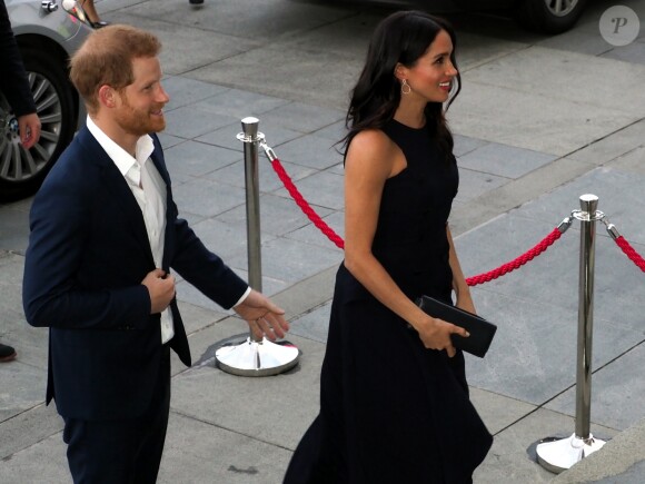 Le prince Harry, duc de Sussex, et Meghan Markle, duchesse de Sussex, sont accueillis par la Premiere ministre de Nouvelle-Zélande, Jacinda Ardern, au musée du mémorial de guerre d'Auckland, Nouvelle-Zélande, le 30 octobre 2018.