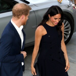 Le prince Harry, duc de Sussex, et Meghan Markle, duchesse de Sussex, sont accueillis par la Premiere ministre de Nouvelle-Zélande, Jacinda Ardern, au musée du mémorial de guerre d'Auckland, Nouvelle-Zélande, le 30 octobre 2018.