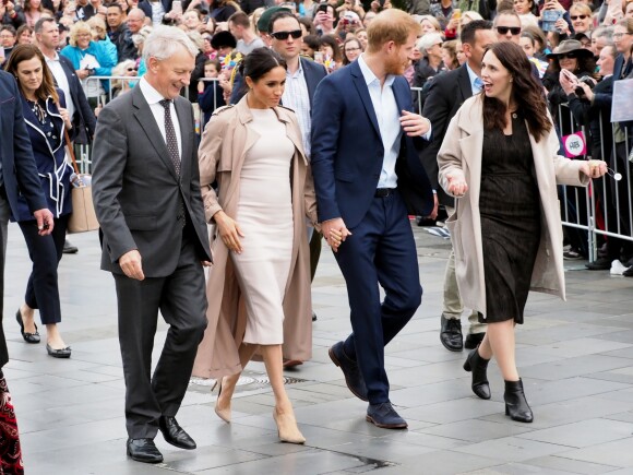 Le prince Harry, duc de Sussex, et Meghan Markle, duchesse de Sussex, ont été accueillis par une foule de supporters au Viaduct Harbour à Auckland, Nouvelle-Zélande, le 30 octobre 2018.