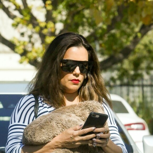 Exclusif - Eva Longoria se rend avec son fils Santiago à l'aéroport de Van Nuys à Los Angeles, le 26 octobre 2018