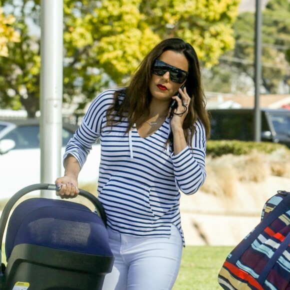 Exclusif - Eva Longoria se rend avec son fils Santiago à l'aéroport de Van Nuys à Los Angeles, le 26 octobre 2018