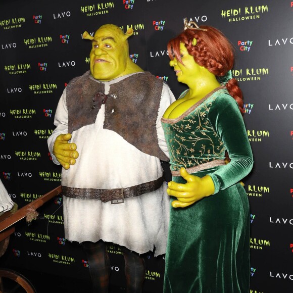 Heidi Klum et son compagnon Tom Kaulitz déguisés en Fiona et Shrek - 19ème soirée d'Halloween de Heidi Klum à New York, le 31 octobre 2018.