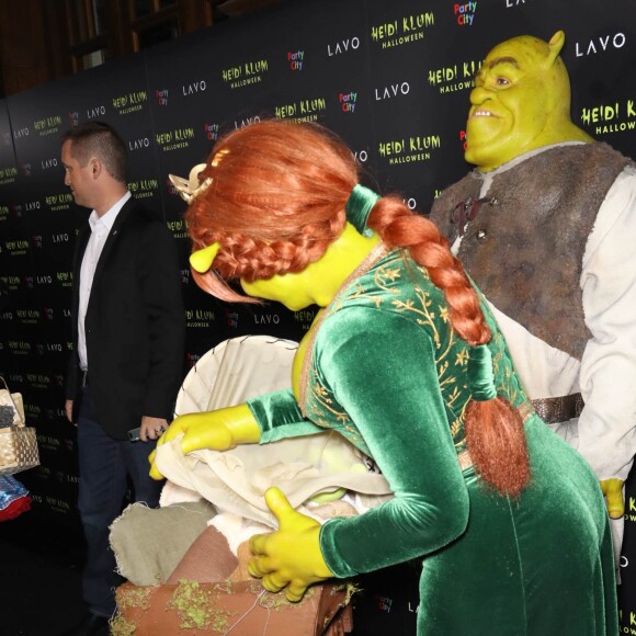Heidi Klum et son compagnon Tom Kaulitz déguisés en Fiona et Shrek - 19ème soirée d'Halloween de Heidi Klum à New York, le 31 octobre 2018.