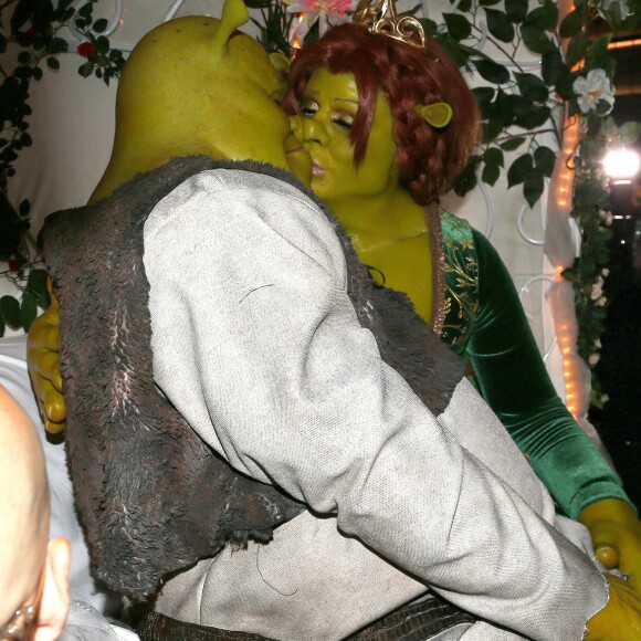 Heidi Klum et son compagnon Tom Kaulitz déguisés en Fiona et Shrek s'embrassent dans un carrosse à leur arrivée à la soirée annuelle Halloween à New York, le 31 octobre 2018.