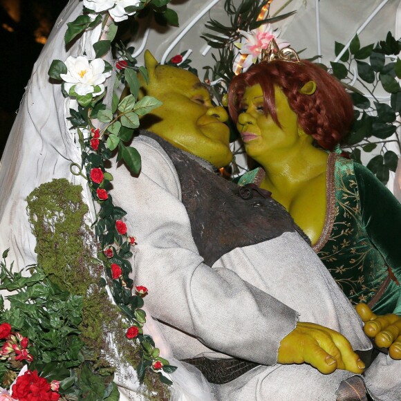 Heidi Klum et son compagnon Tom Kaulitz déguisés en Fiona et Shrek s'embrassent dans un carrosse à leur arrivée à la soirée annuelle Halloween à New York, le 31 octobre 2018.