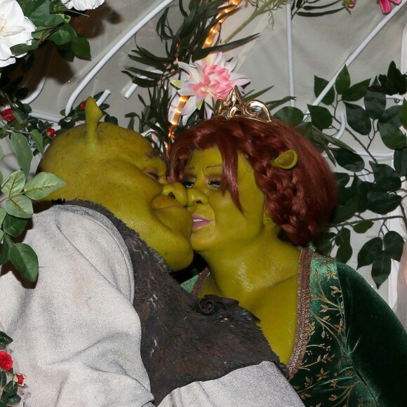 Heidi Klum et son compagnon Tom Kaulitz déguisés en Fiona et Shrek s'embrassent dans un carrosse à leur arrivée à la soirée annuelle Halloween à New York, le 31 octobre 2018.