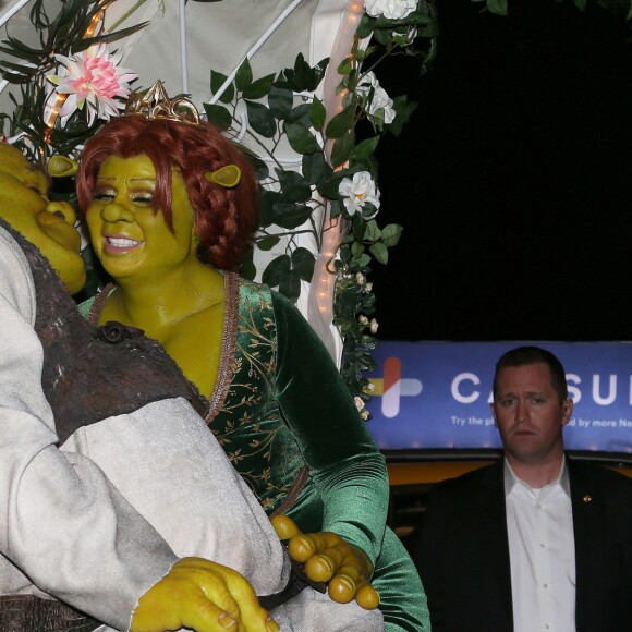 Heidi Klum et son compagnon Tom Kaulitz déguisés en Fiona et Shrek s'embrassent dans un carrosse à leur arrivée à la soirée annuelle Halloween à New York, le 31 octobre 2018.