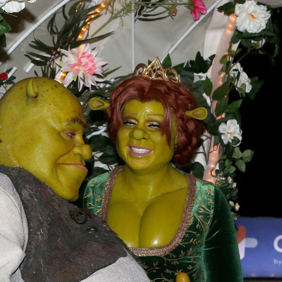 Heidi Klum et son compagnon Tom Kaulitz déguisés en Fiona et Shrek s'embrassent dans un carrosse à leur arrivée à la soirée annuelle Halloween à New York, le 31 octobre 2018.