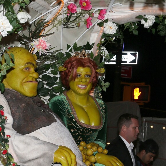 Heidi Klum et son compagnon Tom Kaulitz déguisés en Fiona et Shrek s'embrassent dans un carrosse à leur arrivée à la soirée annuelle Halloween à New York, le 31 octobre 2018.