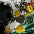 Heidi Klum et son compagnon Tom Kaulitz déguisés en Fiona et Shrek s'embrassent dans un carrosse à leur arrivée à la soirée annuelle Halloween à New York, le 31 octobre 2018.