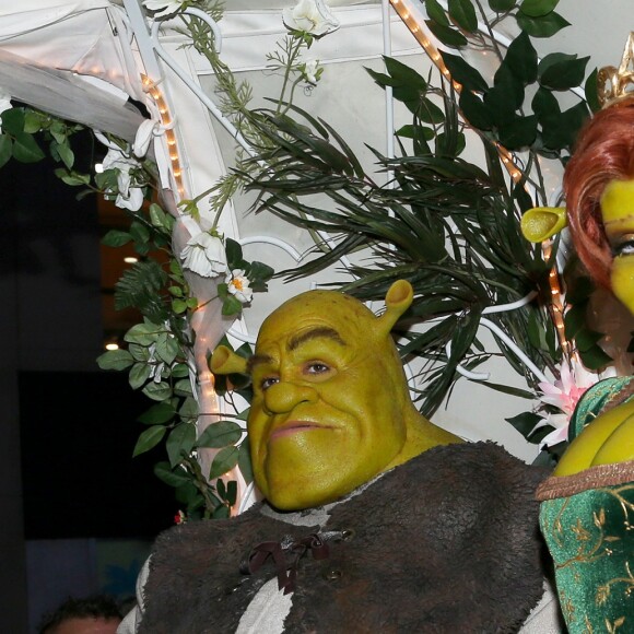 Heidi Klum et son compagnon Tom Kaulitz déguisés en Fiona et Shrek s'embrassent dans un carrosse à leur arrivée à la soirée annuelle Halloween à New York, le 31 octobre 2018.