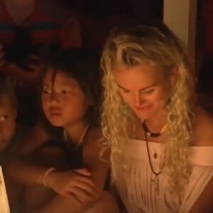 Laeticia Hallyday se recueille sur la tombe de Johnny à Saint-Barthélémy, le 1er novembre 2018, avec ses filles Jade et Joy