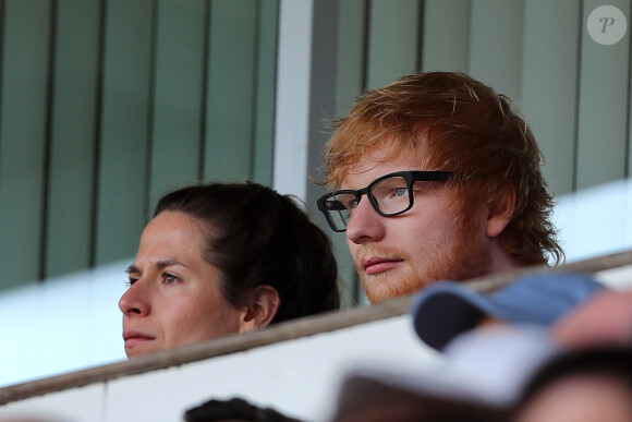Ed Sheeran et sa compagne Cherry Seaborn lors du match de football entre Aston Villa et Ipswich, le 21 avril 2018.