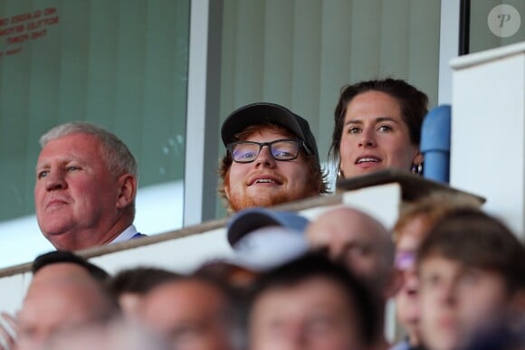 Ed Sheeran et sa compagne Cherry Seaborn lors du match de football entre Aston Villa et Ipswich, le 21 avril 2018.