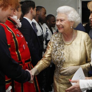 Ed Sheeran rencontrant la reine Elizabeth II lors du concert de son jubilé de diamant, le 4 juin 2012 à Londres.