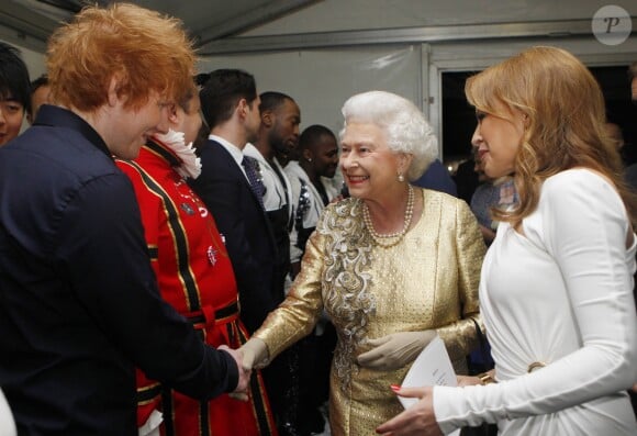 Ed Sheeran rencontrant la reine Elizabeth II lors du concert de son jubilé de diamant, le 4 juin 2012 à Londres.