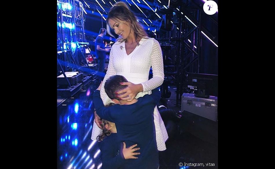 Vitaa pose avec ses enfants Liham et Adam en coulisses. Instagram, le 3 novembre 2018.