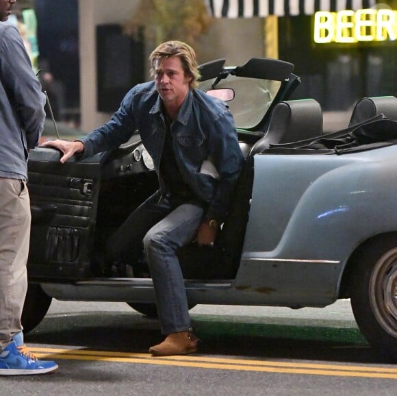 Brad Pitt tourne une scène de nuit pour le film "Once upon a time in Hollywood" sur Hollywood boulevard à Los Angeles le 22 octobre 2018.