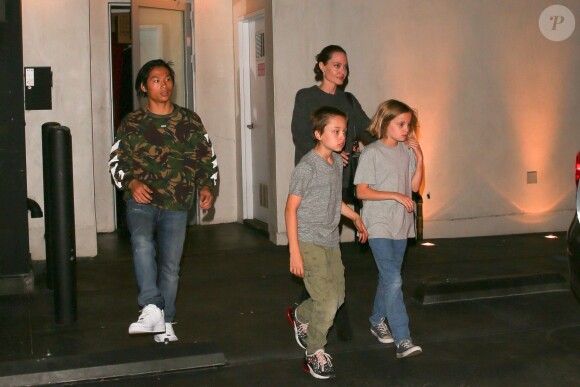 Exclusif - Angelina Jolie est allée dîner avec ses enfants Pax, Vivienne et Knox dans un restaurant japonais à Los Angeles le 21 octobre 2018.