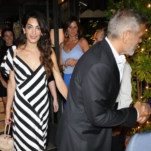George Clooney et sa femme Amal vont dîner avec des amis au restaurant "Il Gatto Nero" à Cernobbio, le 3 août 2018.
