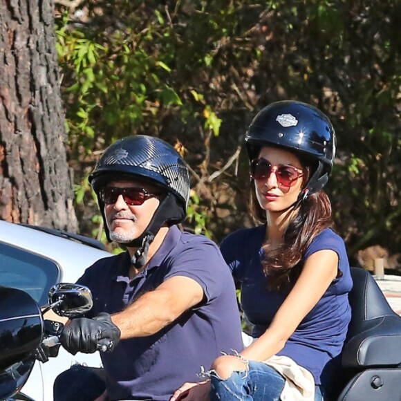 Exclusif - George Clooney se balade en moto Harley-Davidson avec sa femme Amal Clooney le long de Mulholland highway à Los Angeles, le 19 août 2016