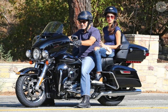 Exclusif - George Clooney se balade en moto Harley-Davidson avec sa femme Amal Clooney le long de Mulholland highway à Los Angeles, le 19 août 2016