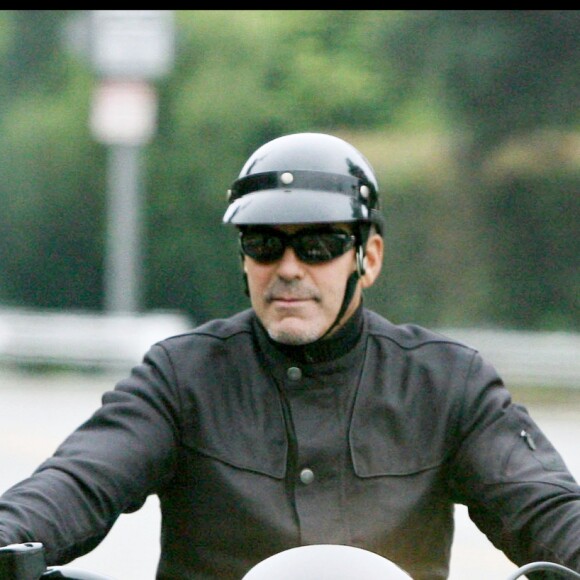 George Clooney fait un tour de moto à Los Angeles le 14 septembre 2008