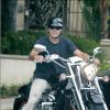 George Clooney à moto dans le quartier de Beverly Hills en septembre 2003