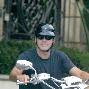 George Clooney à moto dans le quartier de Beverly Hills en septembre 2003