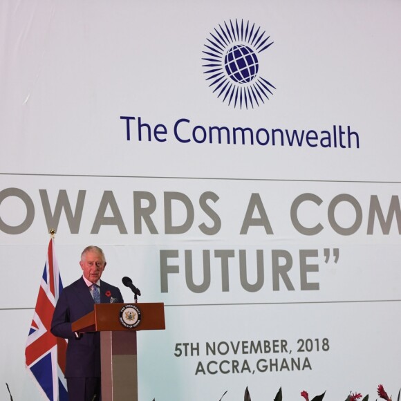 Le prince Charles, prince de Galles participe à un salon des jeunes entrepreneurs à Accra au Ghana le 5 novembre 2018.