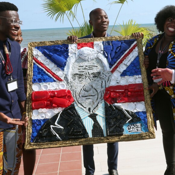 Le prince Charles, prince de Galles participe à une réunion sur les matières plastiques à Accra lors de son voyage au Ghana le 5 novembre 2018.