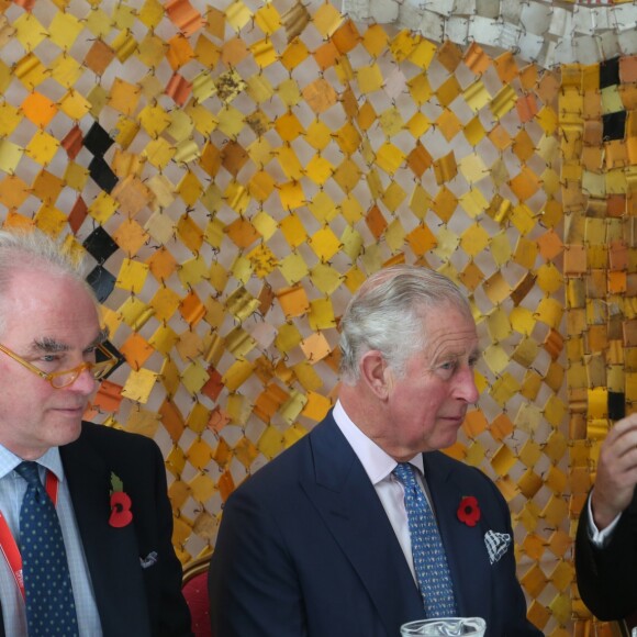 Le prince Charles, prince de Galles participe à une réunion sur les matières plastiques à Accra lors de son voyage au Ghana le 5 novembre 2018.