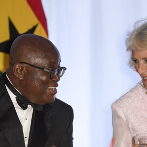 Le président du Ghana, Nana Akufo-Addo et Camilla Parker Bowles, duchesse de Cornouailles, lors d'un dîner d'Etat au palais présidentiel du Ghana "Jubilee House" à Accra, à l'occasion de son voyage au Ghana, le 5 novembre 2018.