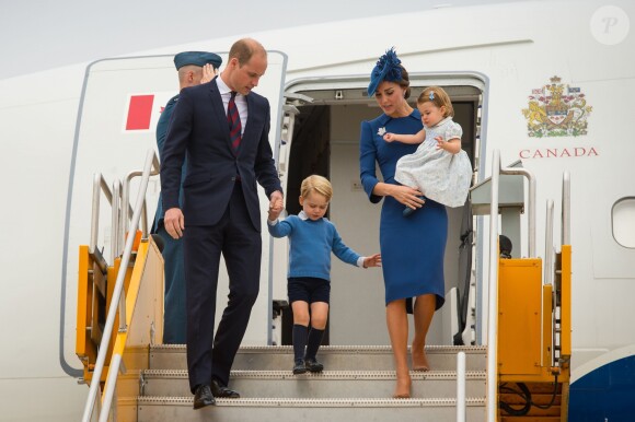 Le prince William, duc de Cambridge et Kate Middleton, duchesse de Cambridge, accompagnés de leurs enfants, le prince Georges et la princesse Charlotte, à l'aéroport de Victoria au Canada, le 24 septembre 2016.