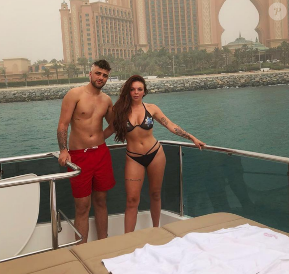 Jesy Nelson et Harry James lors de vacances aux Emirats arabes unis en mai 2018