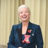 Emma Thompson quitte Buckingham Palace après avoir reçu sa distinction, le 7 novembre 2018.