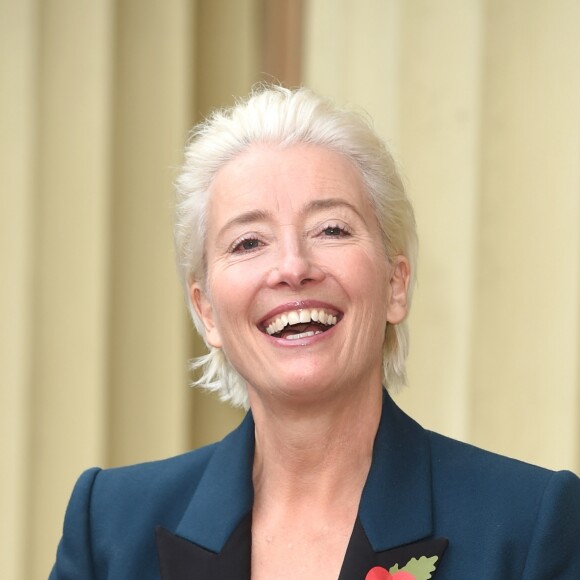 Emma Thompson quitte Buckingham Palace après avoir reçu sa distinction, le 7 novembre 2018.
