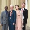 Emma Thompson quitte Buckingham Palace après avoir reçu sa distinction, le 7 novembre 2018. Ici avec son mari Greg Wise et ses enfants Gaia Wise et Tindy Agaba.