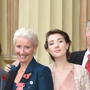 Emma Thompson quitte Buckingham Palace après avoir reçu sa distinction, le 7 novembre 2018. Ici avec son mari Greg Wise et ses enfants Gaia Wise et Tindy Agaba.